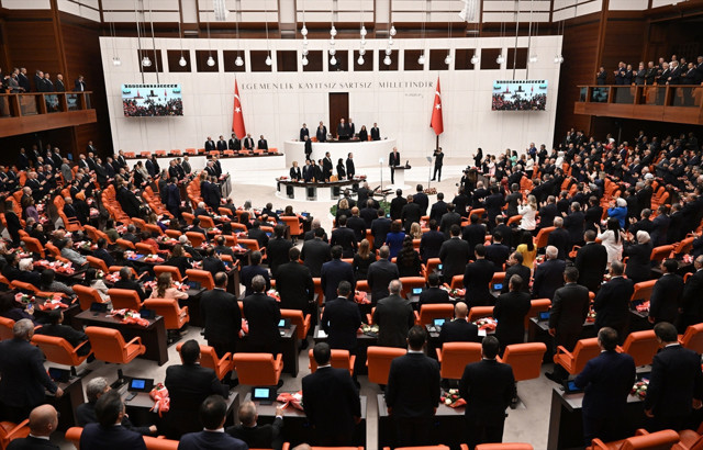 Cumhurbaşkanı Erdoğan'ın Meclis'e girişinde ayağa kalkmayan milletvekilleri ortaya çıktı - Resim: 1