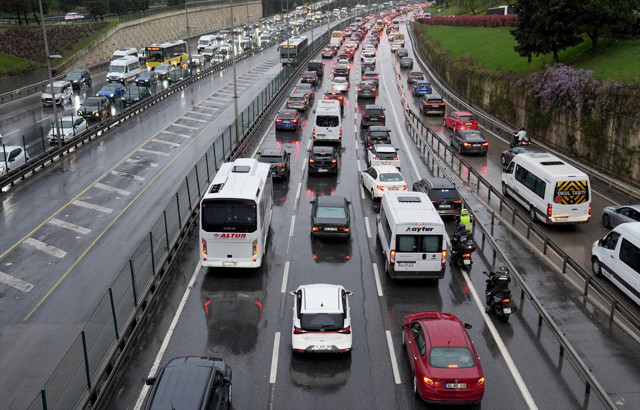 İstanbul'da haftanın ilk iş gününde trafik yoğunluğu - Resim: 0