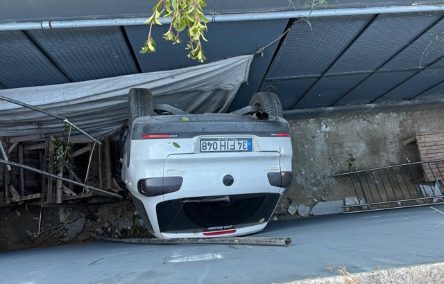 Otoparkta 8 araca çarptı duramadı 5 metre yüksekten uçtu - Resim: 1
