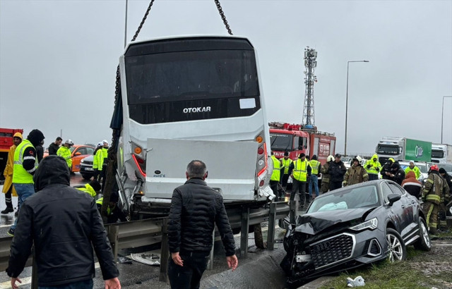 İstanbul'da polis servisi kazaya karıştı! 4'ü ağır 30 yaralı var: Kalbi duran polis hayata döndürüldü - Resim: 1