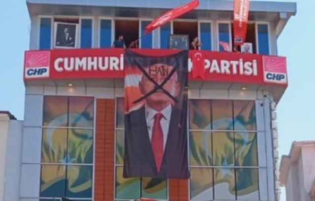CHP il binası önü karıştı! Yine o pankartı astılar... - Resim: 0