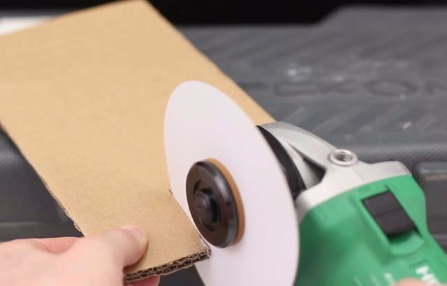 Kağıttan bıçak yaptı önüne gelen her şeyi kesti inanılmaz - Resim: 1