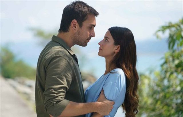 Sen Anlat Karadeniz dizisinin yıldızı Ulaş Tuna Astepe arabanın üzerine çıktı aşkını ilan etti - Resim: 1