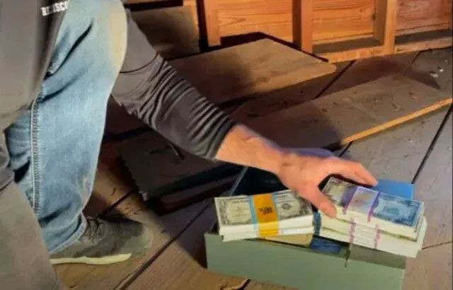 Yıllardır servetin üstünde yatmışlar! Evin parkelerinin altından tomar tomar binlerce dolar çıktı - Resim: 3