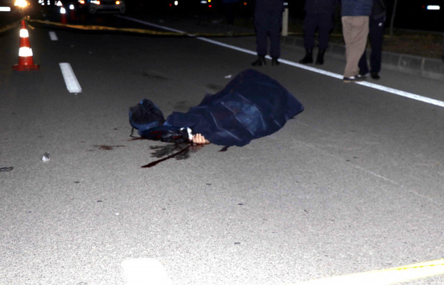 Motosikletli gençler yolda duran kamyonete çarptı 1 ölü! - Resim: 0