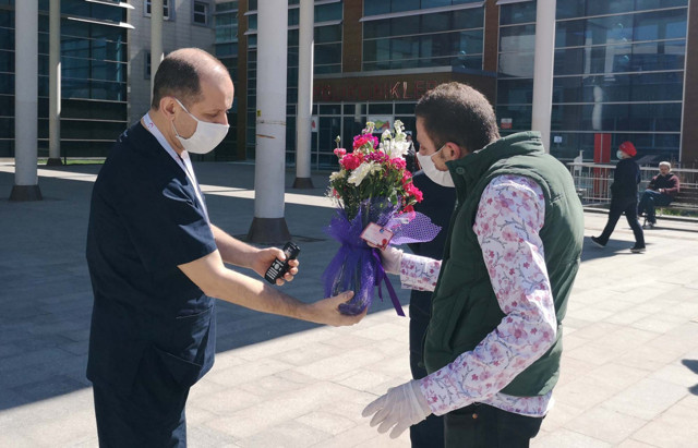 Bursa'da koronavirüsü yenip notuyla duygulandırdığı sağlıkçıları ziyaret etti - Resim: 1