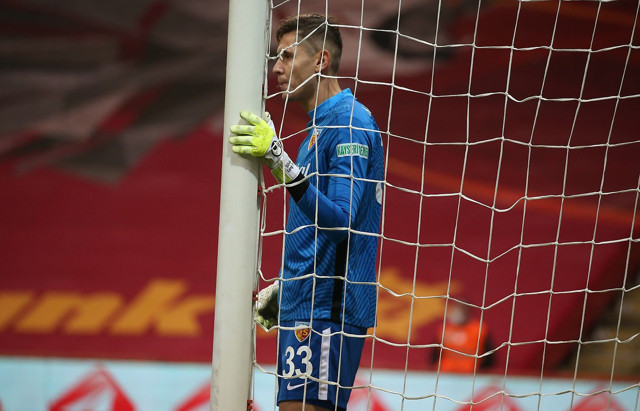 Galatasaray'a geçit vermeyen Lung gözyaşlarıyla sahayı terk etti - Resim: 0