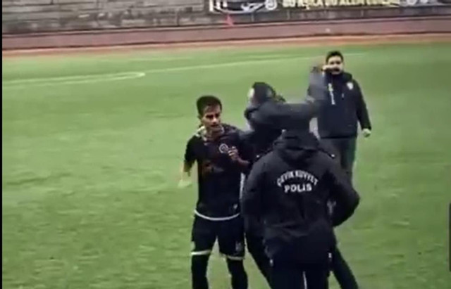 Amatör maçta saha karıştı! Çılgına dönen kulüp başkanı rakip futbolcuyu tokatladı - Resim: 0
