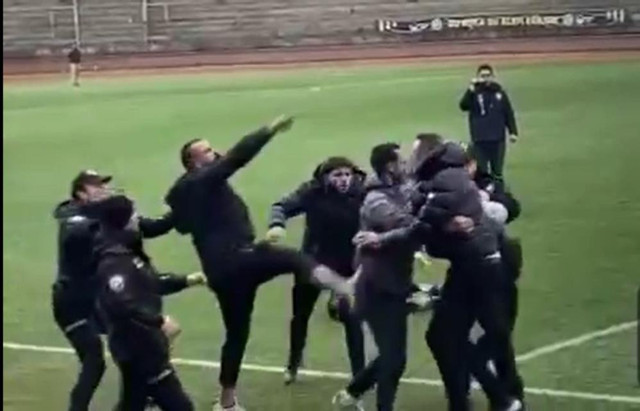 Amatör maçta saha karıştı! Çılgına dönen kulüp başkanı rakip futbolcuyu tokatladı - Resim: 1