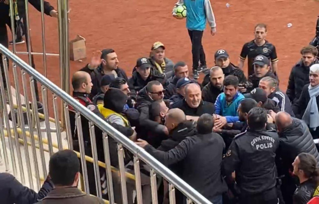 Amatör maçta saha karıştı! Çılgına dönen kulüp başkanı rakip futbolcuyu tokatladı - Resim: 2