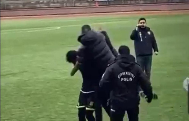 Amatör maçta saha karıştı! Çılgına dönen kulüp başkanı rakip futbolcuyu tokatladı - Resim: 3