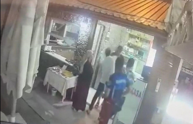 İzmir'de kick boksçu zabıta müdüründen esnafa yumruklu saldırı - Resim: 0