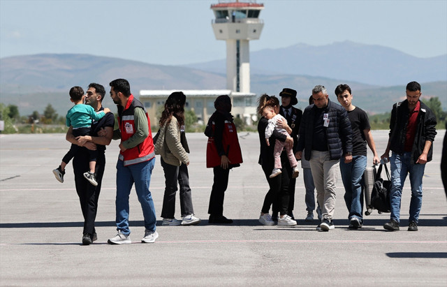 Şehit askere veda! Emre Polat Sivas'ta son yolculuğuna uğurlandı, 2 küçük çocuk babasıymış... - Resim: 2