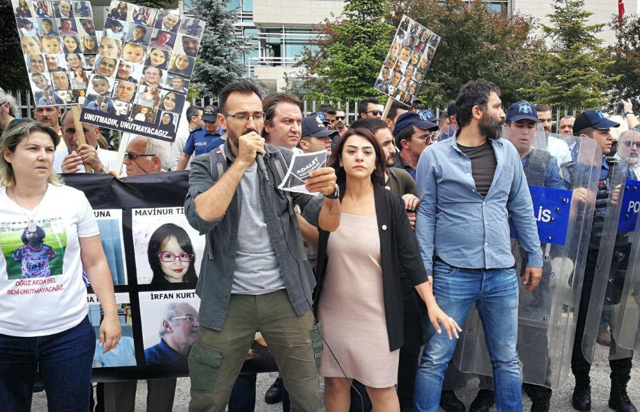 Çorlu tren kazasında yakınlarını kaybeden ailelere polis müdahalesi - Resim: 0