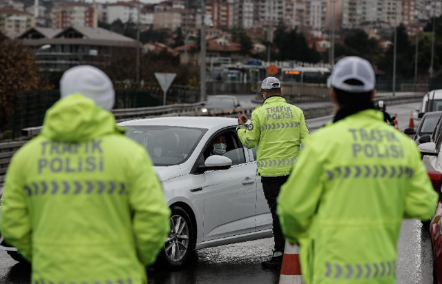 15 Temmuz Şehitler Köprüsü’nde kısıtlama denetimi! Yasağa rağmen uzun araç kuyrukları oluştu - Resim: 1