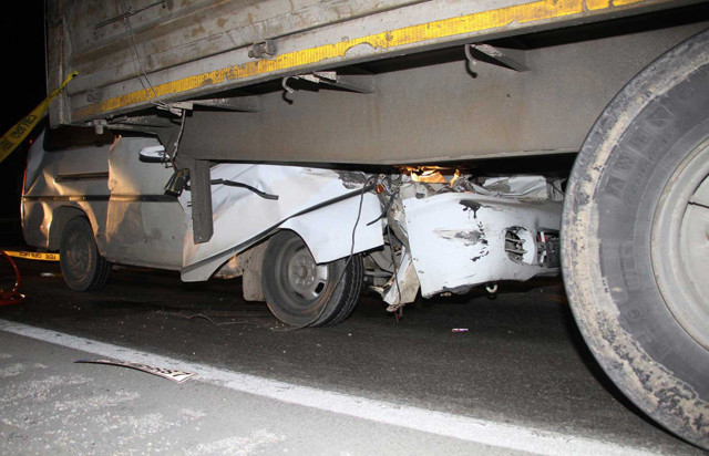 Manisa'da minibüs tırın altına girdi 2 kişi feci şekilde can verdi - Resim: 0