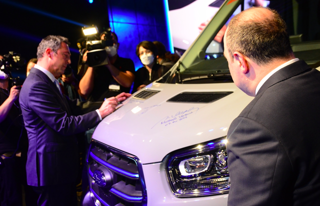 Türkiye'nin ilk elektrikli ticari aracı Bakan Mustafa Varank'ın katılımıyla hattan indi - Resim: 0