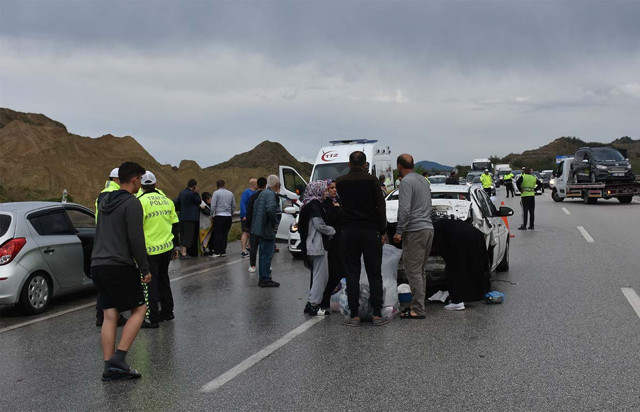Kastamonu'da bayram ziyareti yolunda 6 araç birbirine girdi: Yaralılar var - Resim: 0