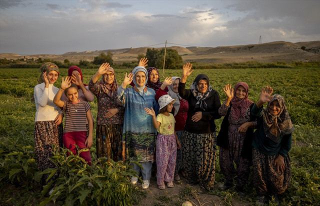 Her hafta sonu evde pişiyormuş, Emine Erdoğan, çiftçi kadınlarla birlikte toplayıp yaptı - Resim: 4