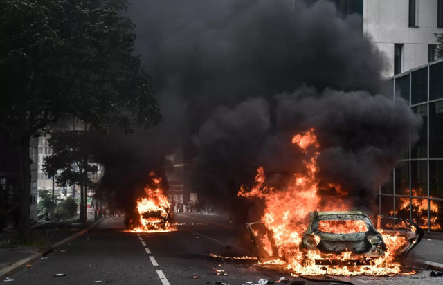 Fransa'da kriz büyüyor! Her şey böyle başladı: 17 yaşındaki gencin vurulma görüntüleri ortaya çıktı! - Resim: 2