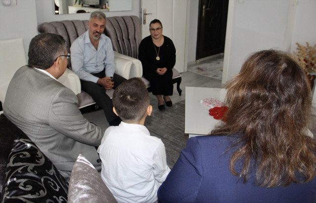 Deprem mağduru çocuklardan etkilenen çift korucuyu aile oldu - Resim: 0