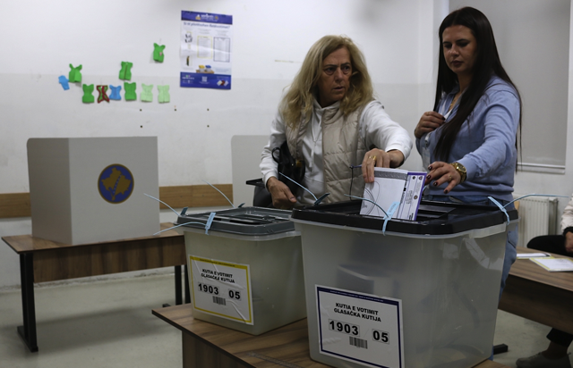 Kosova'da halk yerel seçim için sandık başında - Resim: 2