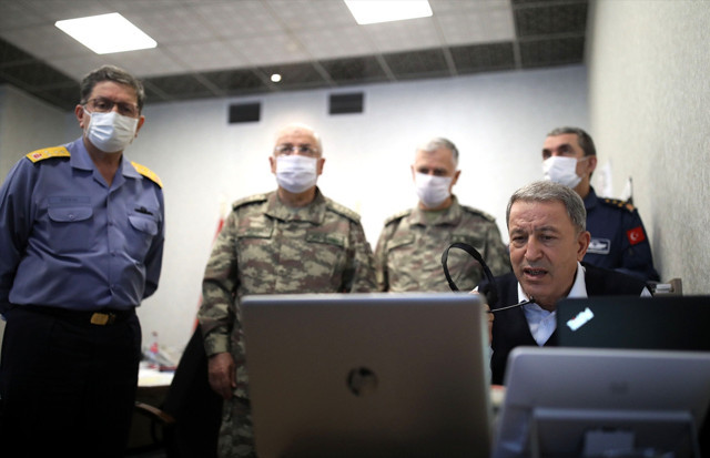 Hulusi Akar'dan komutanlara: Destanlar yazacağınıza inanıyoruz - Resim: 1