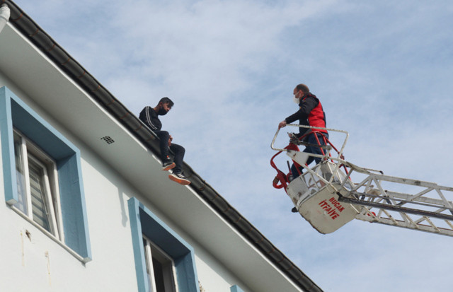 Burdur'da kaymakamlık binasında hareketli anlar! Böyle deyip çatıya çıktı - Resim: 2
