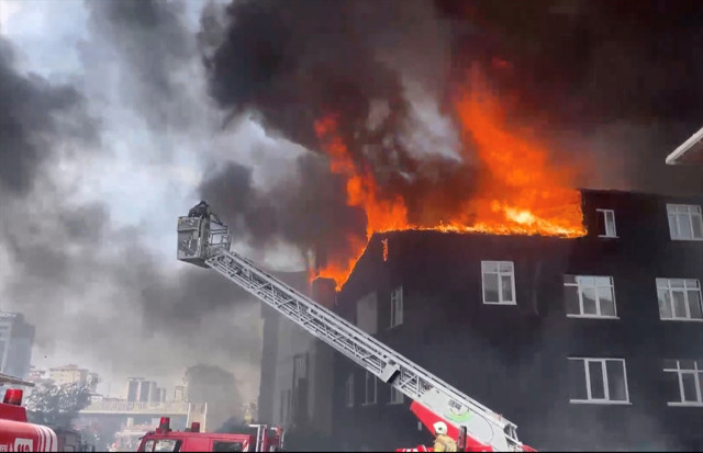 Ataşehir'de büyük yangın! 2 katlı binada başlayan yangın 3 binaya daha sıçradı - Resim: 0