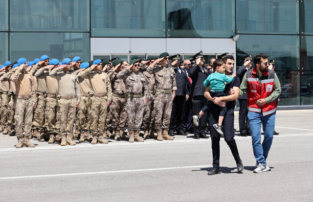 Şehit askere veda! Emre Polat Sivas'ta son yolculuğuna uğurlandı, 2 küçük çocuk babasıymış... - Resim: 3