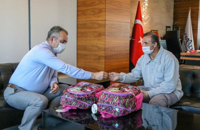 Türk bayrağını süpürgesinin sapına takan işçiye ödül - Resim: 0