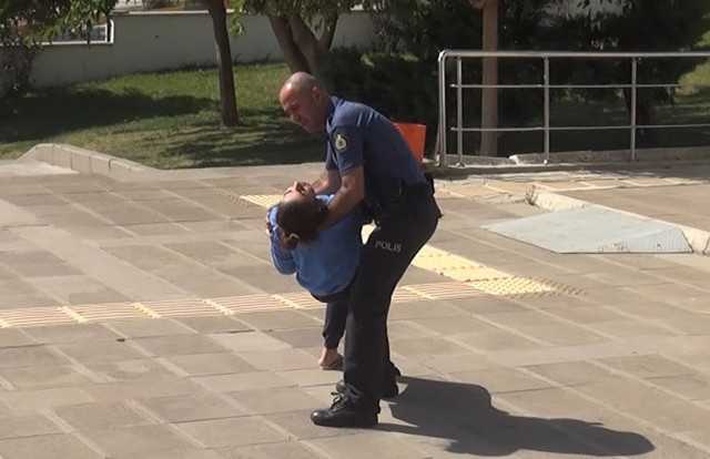 Türkiye satırlı saldırıyı konuşuyor genç kızın kendisini yaralayan arkadaşı için gözyaşı döktü - Resim: 0