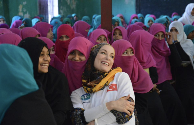 Kendini hayır işlere adayan Gamze Özçelik uzun süre sonra fotoğraf paylaştı! "Ay gibisin" - Resim: 2