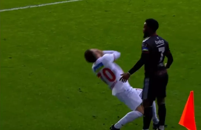 Gaziantep Beşiktaş maçına damga vuran olay: N'Koudou rakibine kafa attı, sosyal medya ayağa kalktı - Resim: 7