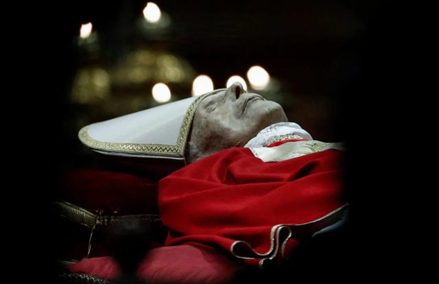 Eski Papa Benediktus'un cansız bedenini görüntülemek için yarış verdiler - Resim: 2