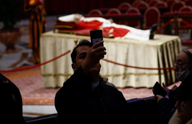 Eski Papa Benediktus'un cansız bedenini görüntülemek için yarış verdiler - Resim: 0