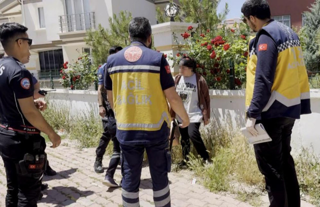 Aksaray'da intihar girişimi! Kendinden geçen kadın zor anlar yaşattı: Polise bıçakla, gazetecilere taşla saldırdı! - Resim: 0