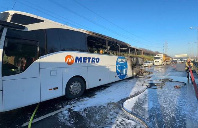 İstanbul'da yolcu otobüsü alev alev yandı! - Resim: 2