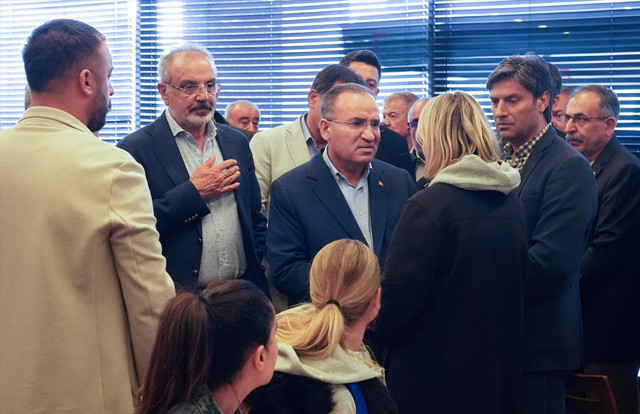 Bekir Bozdağ'dan, Önder'in tedavi gördüğü hastaneye ziyaret - Resim: 1