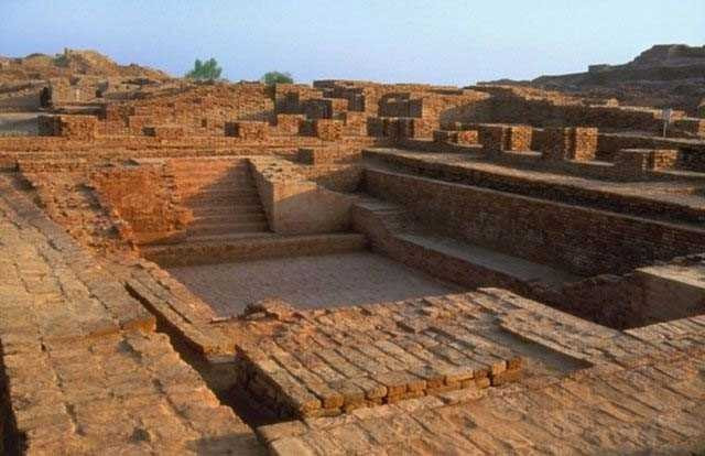 Böyle gelenek olur mu? Ağaç dalları ile insanları kırbaçlayıp... - Resim: 1