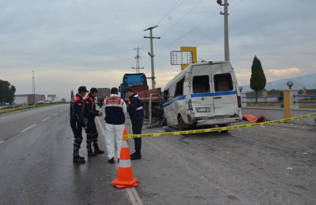Manisa'daki zincirleme kazada can pazarı yaşandı - Resim: 1