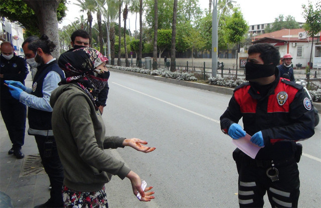 Dilenci kadın 3 günde 10 bin 26 lira ceza yedi! 'Yine dileneceğim' dedi - Resim: 1