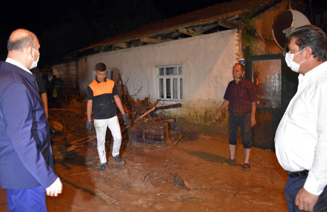İçişleri Bakanı Süleyman Soylu selin vurduğu Dudaklı Mahallesi'nde incelemelerde bulundu - Resim: 1