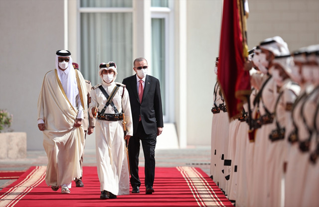 Cumhurbaşkanı Erdoğan Katar'da resmi törenle karşılandı Al Sani ile görüştü - Resim: 0