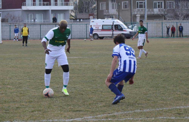 41 yaşında yeşil sahalara dönen İbrahim Yattara, gençlere taş çıkardı - Resim: 0