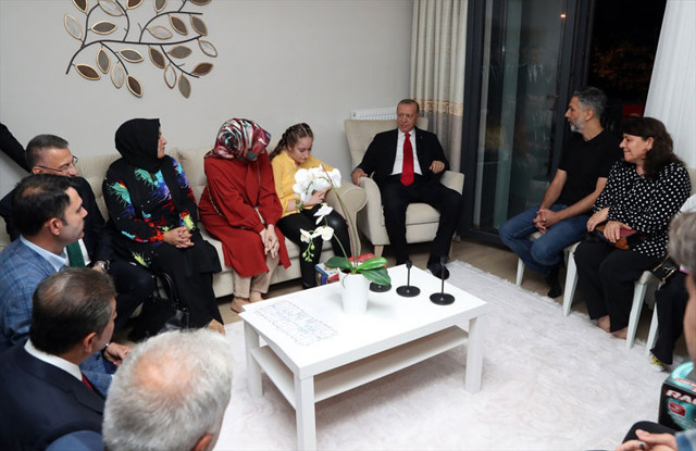 Erdoğan eve konuk oldu küçük kızın mektubu duygulandırdı: Ağlatacaksın beni - Resim: 0