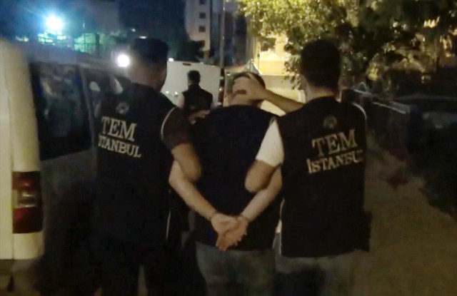 İzmir merkezli FETÖ operasyonunda 12 kişi gözaltına alındı - Resim: 1