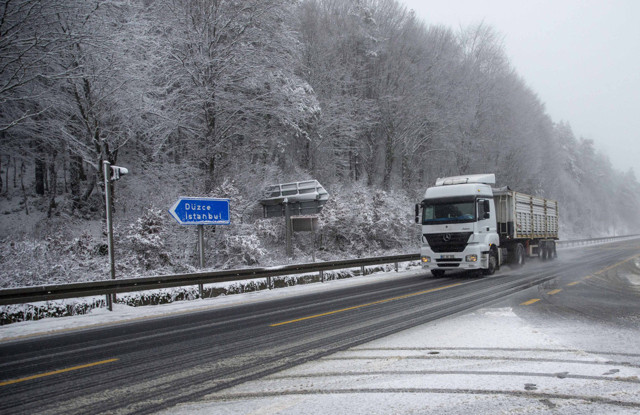 Anadolu Otoyolu ile D-100 kara yolunun Bolu Dağı geçişinde kar etkili oldu - Resim: 0