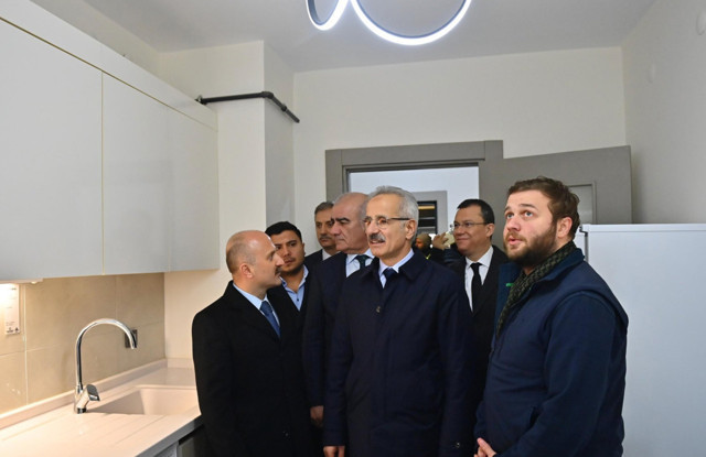 Ulaştırma ve Altyapı Bakanı Uraloğlu, Adıyaman'da kalıcı konut inşaat alanını inceledi - Resim: 0