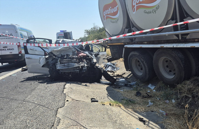 Korkunç kaza! 4 kişi hayatını kaybetti - Resim: 0